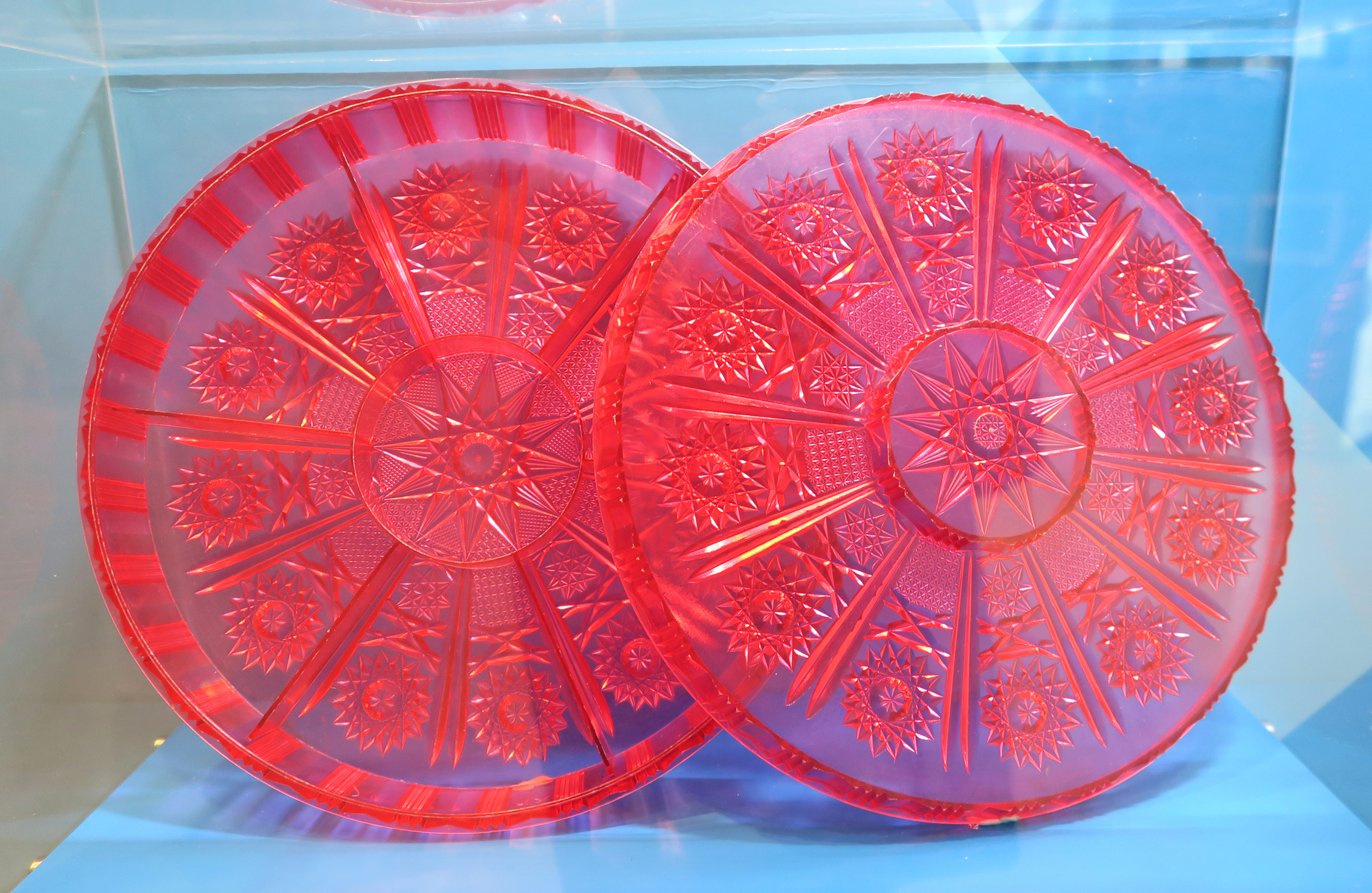 六十年代的水晶膠全盒。全盒又名攢盒，「攢」有匯聚的意思，匯聚農夫一年辛勤的成果，寄託來年豐足的祝願。